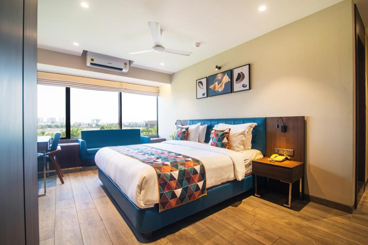 Hotel Sadbhav Villa سورات المظهر الخارجي الصورة